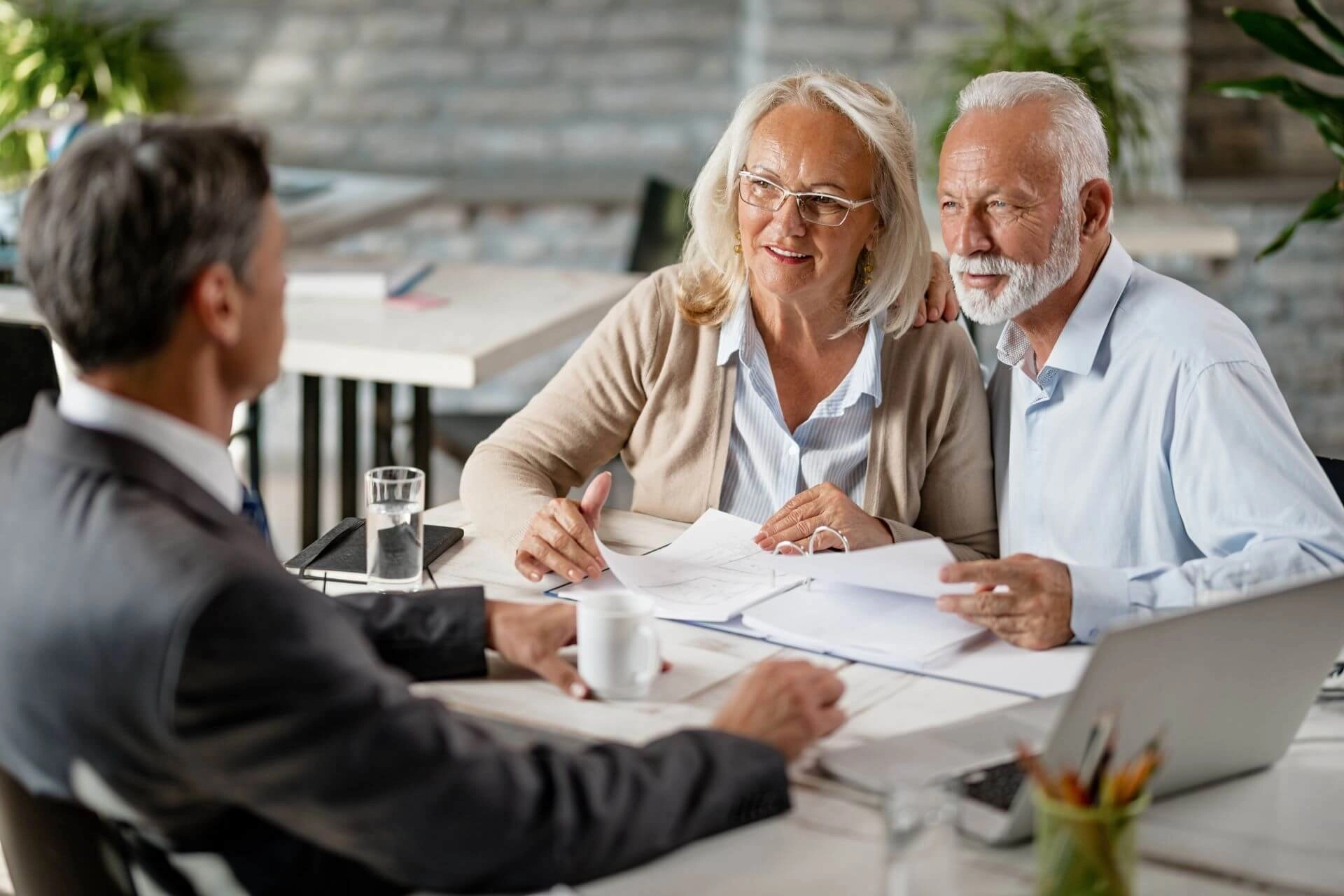 benefícios para idosos de 60 anos ou mais.