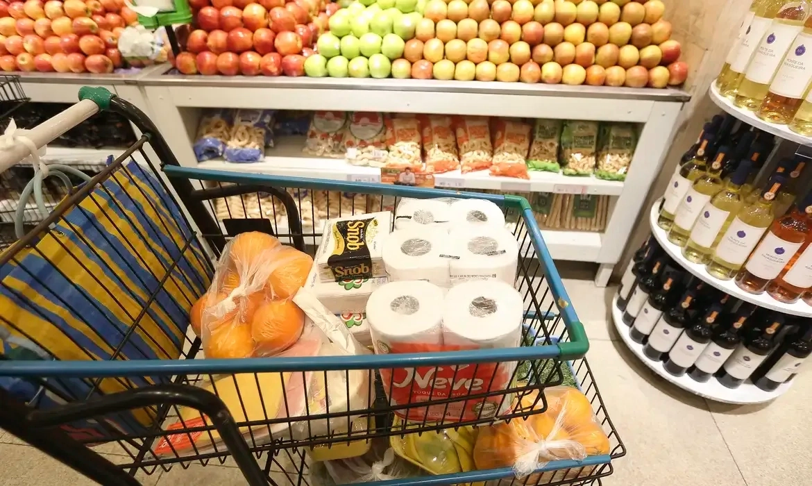 MG: Vale-alimentação pode ser estendido a todos os servidores; entenda