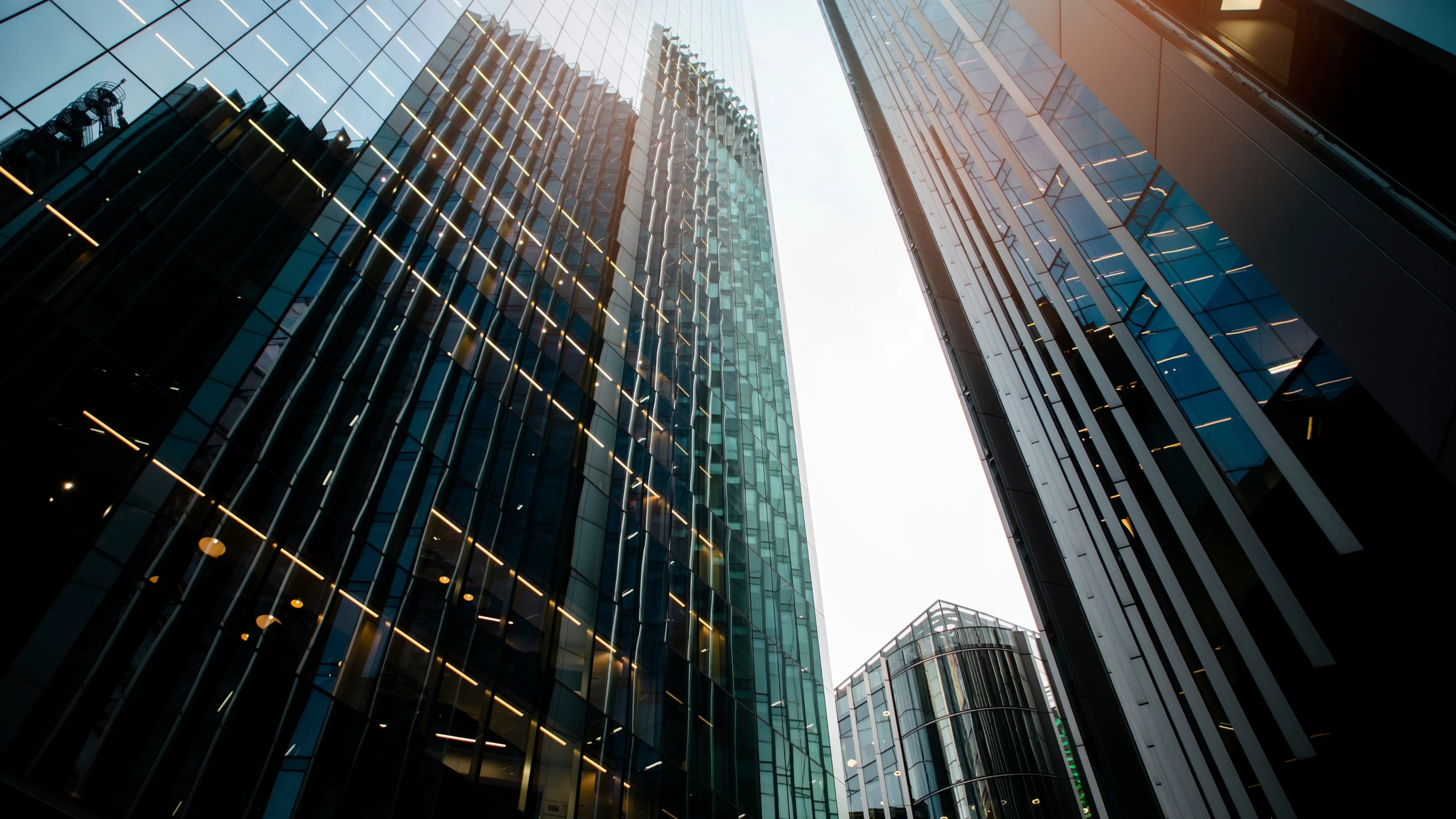 Crédito consignado privado cresce no Brasil, com Caixa e Banco do Brasil dominando 86% das operações.