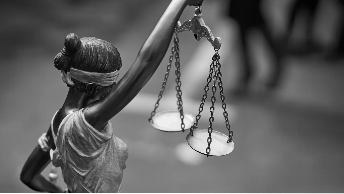 Cartões de crédito ilustram modalidades financeiras em decisão do Tribunal de Justiça de Goiás.