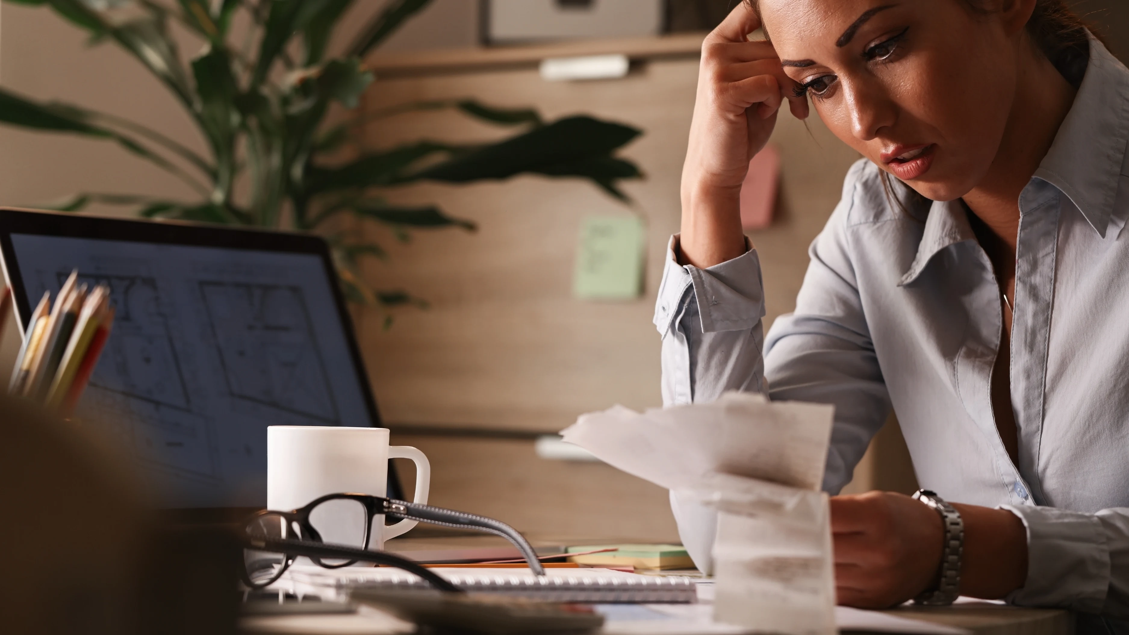 Trabalhadores devem analisar opções de crédito consignado para reduzir juros de dívidas.