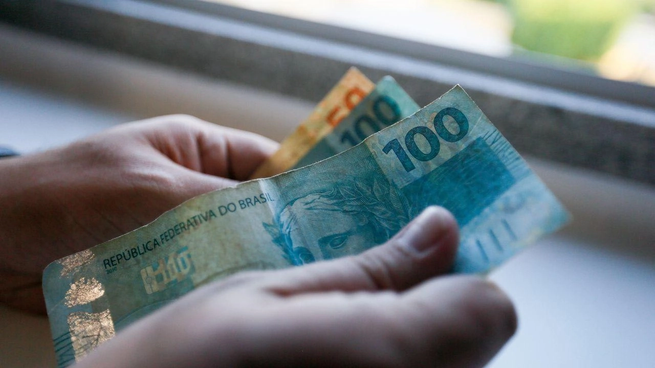Entenda o reajuste anual para aposentados que recebem acima de um salário-mínimo.
