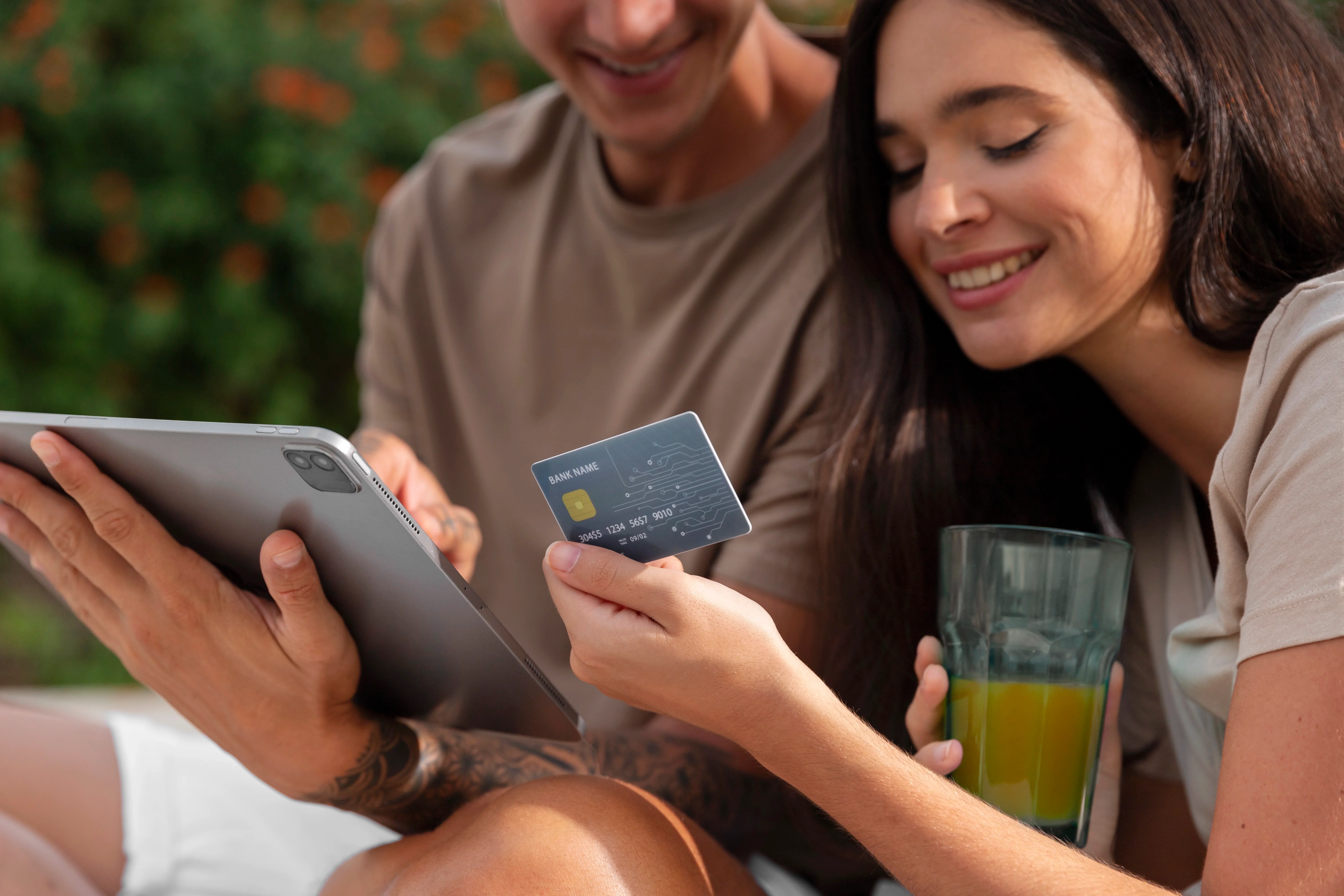 Cashback, programa de pontos e mais: quais cartões de crédito consignado oferecem benefícios?