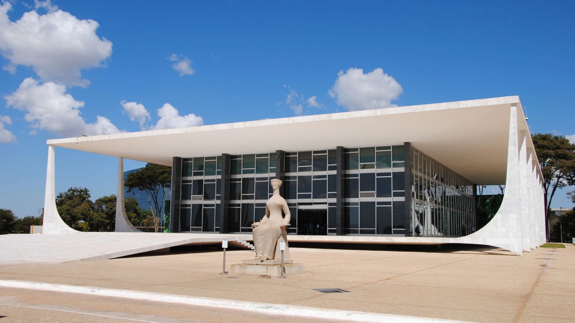 Governo cria medida que simplifica carreira de servidores federais
