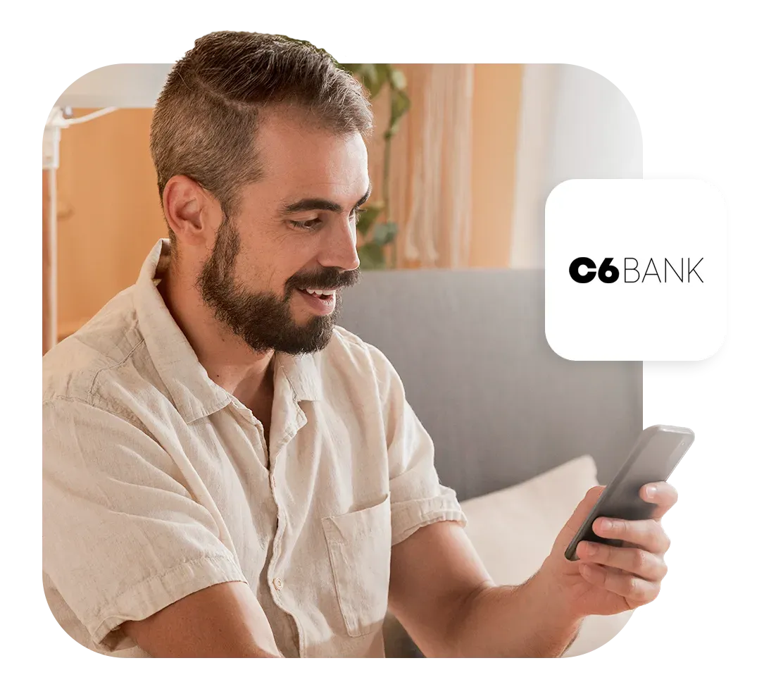 Homem sorridente simulando empréstimo no app Konsi