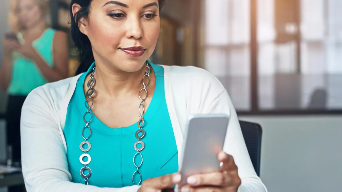 Juros de cartão de crédito disparam para 438% a.a.; Consignado mantém juro baixo