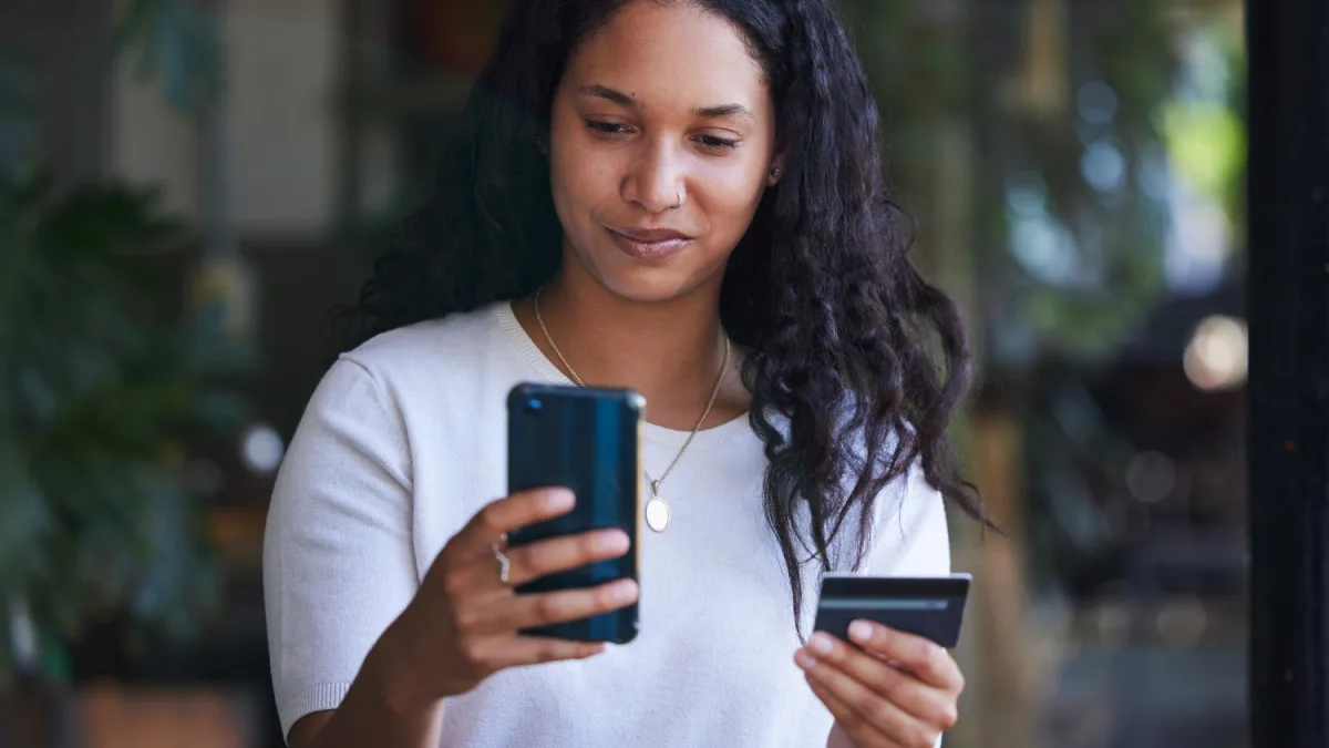 Empréstimo para quitar cartão de crédito ou parcelar a fatura: qual vale mais a pena?